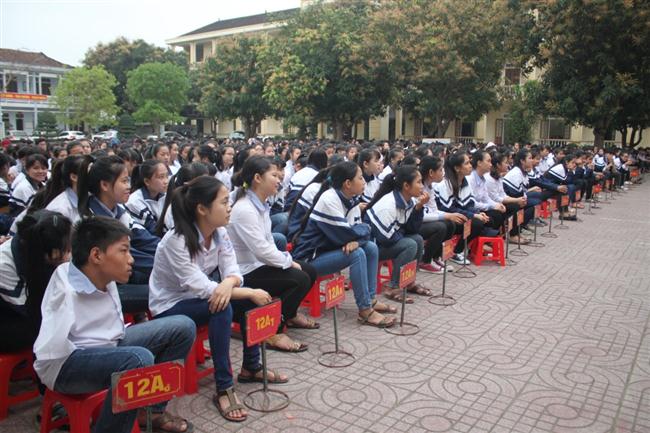 Các em học sinh chăm chú lắng nghe những nội dung tuyên truyền của lực lượng CSGT