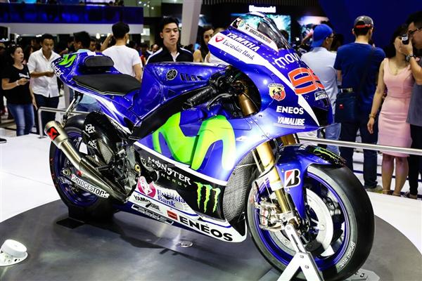 Đặt ở vị trí lối vào trung tâm của gian hàng Yamaha Việt Nam là chiếc YZR-M1 - siêu môtô của nhà vô địch MotoGP mùa giải 2015 Jorge Lorenzo.