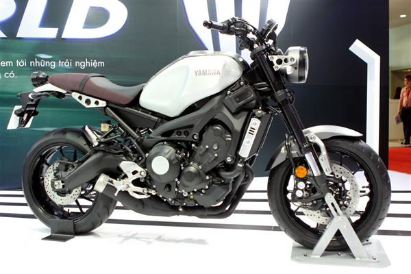 Yamaha XSR900 là dòng naked bike cổ điển lấy cảm hứng thiết kế từ dòng xe XS nổi tiếng. Xe sử dụng động cơ crossplane 3 xi-lanh dung tích 850cc sản sinh công suất 115 mã lực, mô-men xoắn cực đại 87,5 Nm.