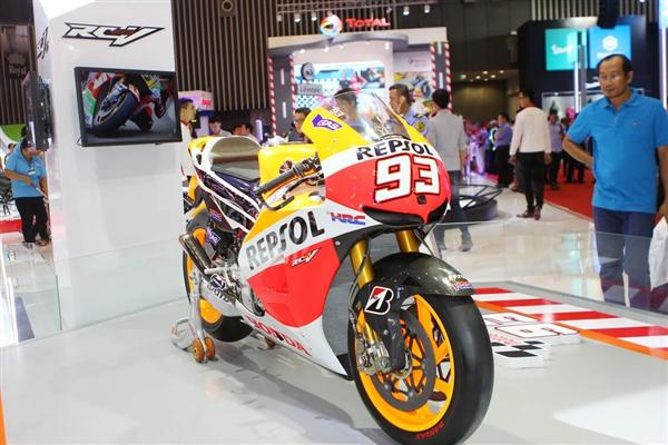 Honda Việt Nam mang đến triển lãm chiếc RC213V với số hiệu 93. Đây là mẫu xe đua được Marc Marquez cầm lái và giành chiến thắng tại giải đua MotoGP trong 2 năm liên tiếp (2013-2014).