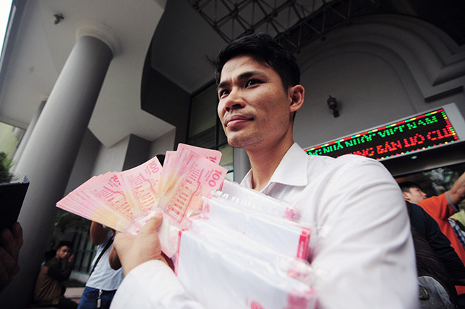 Anh Nguyễn Cao Nhất Mạnh quê tại Bắc Ninh cho biết rất vui và tự hào khi là người đầu tiên xếp hàng mua được tờ tiền 100 đồng lưu niệm mới