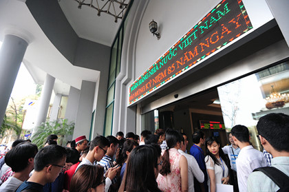 Trước đó, hàng trăm người đã xếp hàng chật kín cửa số 16 phố Tông Đản của Ngân hàng Nhà nước Việt Nam để chờ đến lượt mua tiền mới