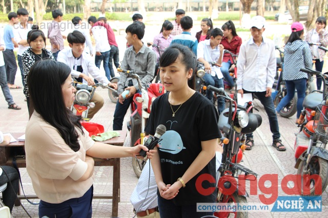Em Nguyễn Thị Quỳnh - Học sinh Lớp 12A1, Trường THPT Phan Thúc Trực rất vui mừng khi được Công an huyện đến trường đăng ký xe