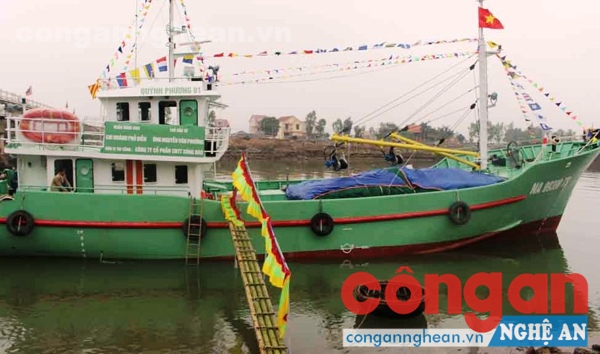 Tàu vỏ thép của ngư dân Nguyễn Văn Phương ở phường Quỳnh Phương, TX Hoàng Mai được đóng mới nhờ nguồn vốn vay theo Nghị định 67