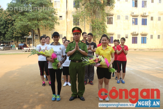 Đồng chí Thượng tá Nguyễn Ngọc Ánh – Phó trưởng phòng Cảnh sát cơ động trao thưởng cho Đội liên quân Phòng Cảnh sát giao thông, Bệnh viện Công an tỉnh
