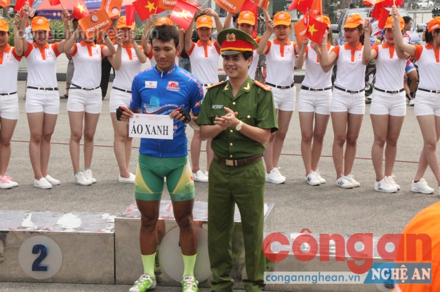 Trao áo xanh chung cuộc cho tay đua Nguyễn Thanh Tâm của đội
