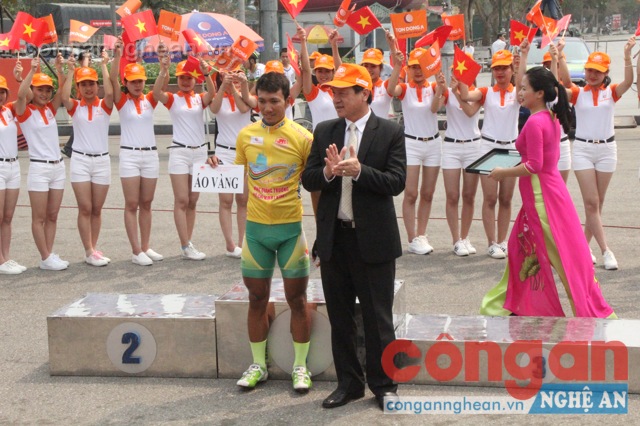 Đồng chí Lê Minh Thông - Ủy viên Ban Thường vụ Tỉnh ủy, Phó Chủ tịch UBND tỉnh trao áo vàng cho vận động viên về nhất.