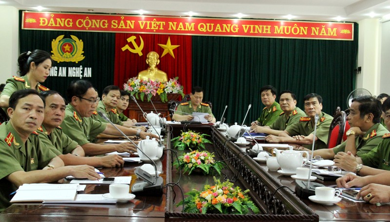 Tại đầu cầu Công an tỉnh Nghệ An, đồng chí Đại tá Nguyễn Hữu Cầu, Bí thư Đảng ủy, Giám đốc Công an tỉnh chủ trì.