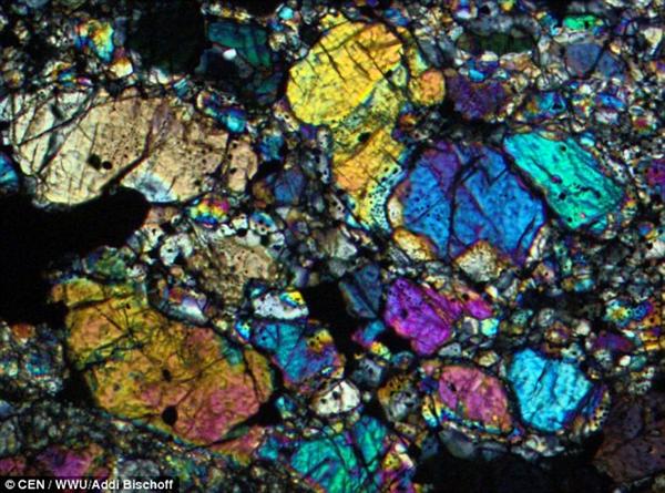 Đây là mảnh thiên thạch có tên là 'LL Chondritenklasse' (LL chondrite), nó được quan sát dưới kính hiển vi phân cực, trong nó chứa rất nhiều đá và kim loại cùng hệ thống màu sắc sặc sỡ.