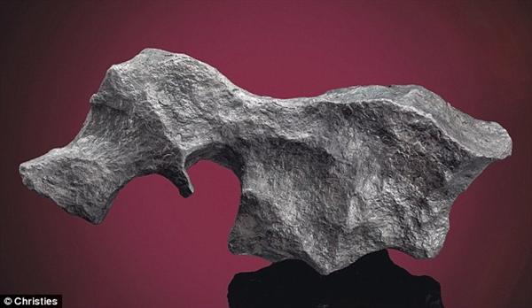 Một khối thiên thạch có hình dạng dị thường, trông như một con vật.