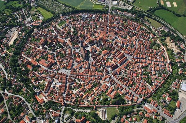 Nördlingen (Đức) là một thị trấn ở Donau-Ries, Swabia, bang Bavaria, với dân số xấp xỉ 24.000 người.