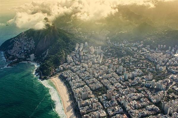 Rio de Janeiro (Brazil) là một thành phố rộng lớn ven biển Brazil, nổi tiếng với các bãi biển Copacabana và Ipanema, bức tượng Chúa Cứu thế cao 38 m trên đỉnh Corcovado và Sugarloaf, một ngọn núi đá granite nguyên khối với cáp treo lên tới đỉnh. 