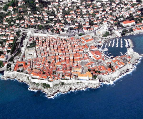 Thành phố Dubrovnik (Croatia) nằm bên bờ biển Adriatic, là một trong những Di sản thế giới được UNESCO công nhận. Nó là một trong những điểm đến thu hút khách du lịch nhất ở Địa Trung Hải.