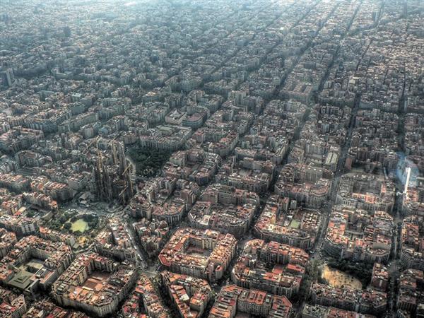 Bản chất trung cổ của Barcelona (Tây Ban Nha) có thể nhận thấy rõ ở Quảng trường Gothic, từ trên cao nhìn xuống trông như một mê cung; nhưng cũng rất hiện đại với vương cung thánh đường Sagrada Familia, kiệt tác của kiến trúc sư nổi tiếng Antoni Gaudi.