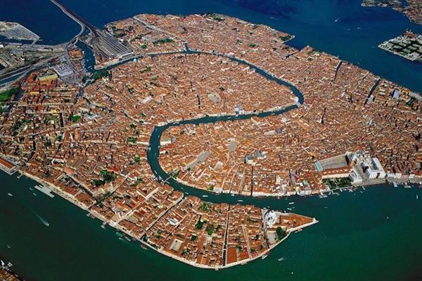 Venice (Italy) là thủ phủ của vùng Veneto miền bắc Italy, được xây dựng trên hơn 100 hòn đảo nhỏ trong khu vực đầm phá dọc theo biển Adriatic.
