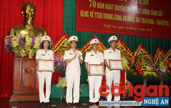 Đồng chí Thượng tá Nguyễn Đức Hải, Phó Giám đốc ông an tỉnh trao Giấy khen của Giám đốc Công an tỉnh tặng các tập thể, cá nhân lực lượng Cảnh sát QLHC về TTXH Công an tỉnh Nghệ An