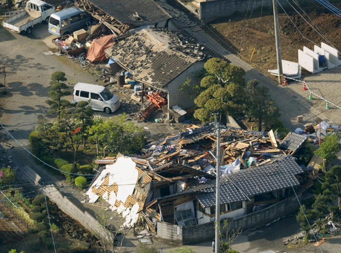Trận động đất làm sập nhiều nhà cửa và gây ra một số vụ cháy.