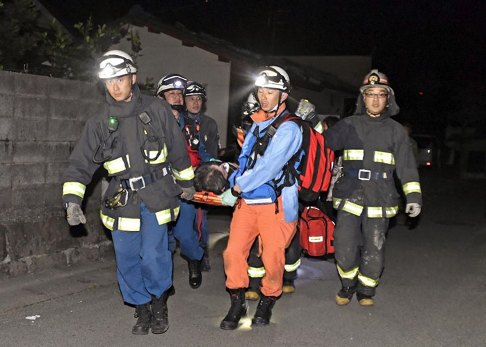 Lực lượng cứu hộ đã làm việc xuyên đêm để tìm kiếm những người bị mắc kẹt trong các đống đổ nát.