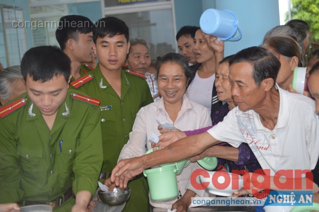 Rất đông bệnh nhân, người nhà bệnh nhân đang điều trị tại BVĐK Yên Thành đến nhận cháo
