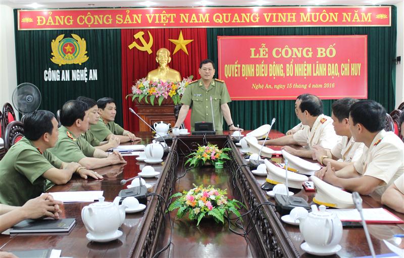 Đồng chí Đại tá Nguyễn Hữu Cầu, ủy viên BTV Tỉnh ủy, Bí Thư Đảng ủy, Giám đốc Công an tỉnh phát biểu tại buổi lễ