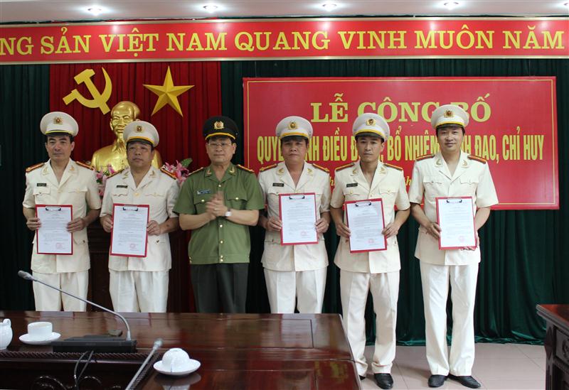 Đồng chí Đại tá Nguyễn Hữu Cầu, Giám đốc Công an tỉnh trao quyết định cho 5 đồng chí được điều động, bổ nhiệm