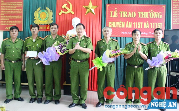 Đồng chí Đại tá Nguyễn Mạnh Hùng, Phó Giám đốc Công an tỉnh Nghệ An chúc mừng thành tích của Phòng Cảnh sát Hình sự trong đấu tranh, triệt xóa các băng nhóm tội phạm nguy hiểm