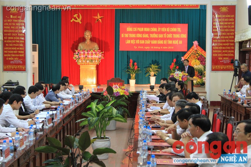 Toàn cảnh buổi làm việc giữa Ban Tổ chức Trung ương với BCH Đảng bộ tỉnh Nghệ An