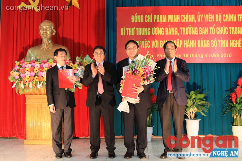 Thay mặt Bộ Chính trị, các đồng chí trong Ban Tổ chức TW tặng hoa chúc mừng và giao nhiệm vụ cho 2 đồng chí