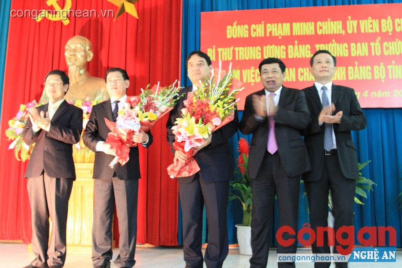 Các đồng chí trong Thường trực Tỉnh ủy tặng hoa chúc mừng tân Kiểm tóan Nhà nước và tân Bí thư Tỉnh ủy Nghệ An