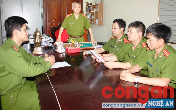   Lãnh đạo Phòng Cảnh sát Hình sự quán triệt nhiệm vụ cho CBCS trước khi lên đường phá án