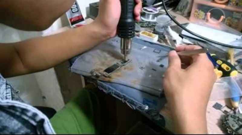 Dựng iPhone cũng là nghề hốt bạc của nhiều thợ sửa chữa điện thoại