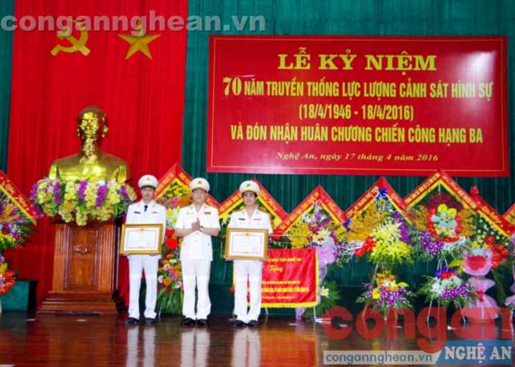Đại tá Nguyễn Hữu Cầu, Giám đốc Công an tỉnh trao Giấy khen cho các cá nhân 
