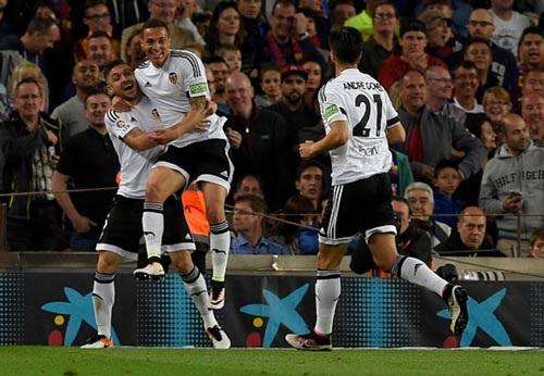 Valencia gây sốc với 2 bàn thắng trong hiệp 1