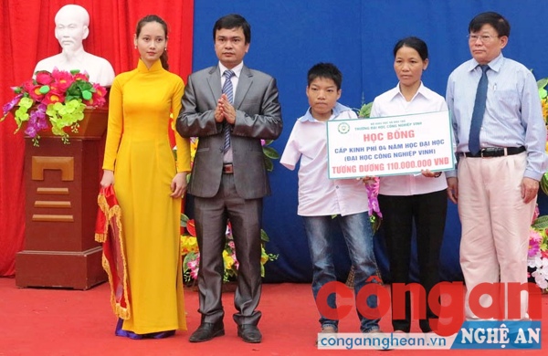 Nguyễn Đinh Nhẫn nhận học bổng của Trường Đại học Công nghiệp Vinh