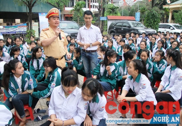 CSGT tuyên truyền, phổ biến và giáo dục pháp luật về TTATGT cho các em học sinh Trường THPT Quỳnh Lưu 1
