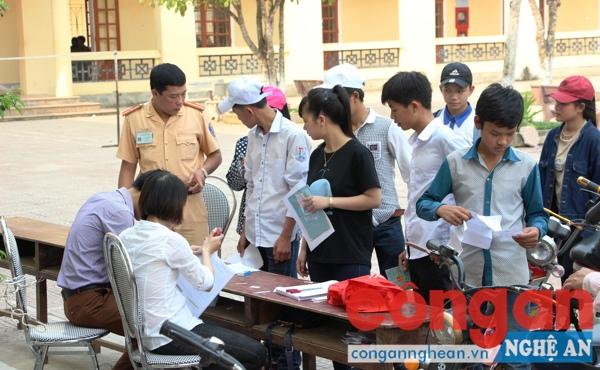 Học sinh Trường THPT Phan Thúc Trực làm thủ tục đăng ký xe đạp điện