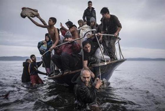 150 người di cư trên một con thuyền cập bến gần làng Skala, đảo Lesbos của Hy Lạp ngày 16/11/2015.