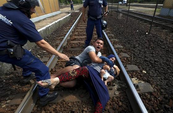Một gia đình di cư nằm cố thủ trên đường ray nhà ga ở Bicske để không bị cảnh sát Hungary đưa tới trại tị nạn.