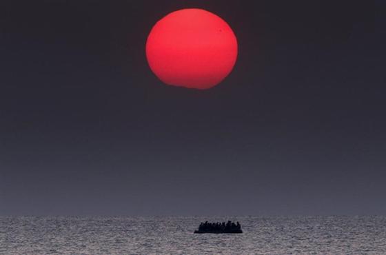  Một chiếc thuyền chở người tị nạn Syria trôi dạt trên biển Aegea nằm giữa Thổ Nhĩ Kỳ và Hy Lạp sau khi động cơ bị hỏng.