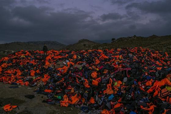  Những chiếc áo phao, săm lốp, thuyền cao su bị xì hơi của người di cư chất đống tại đảo Lesbos, Hy Lạp, ngày 7/11/2015.