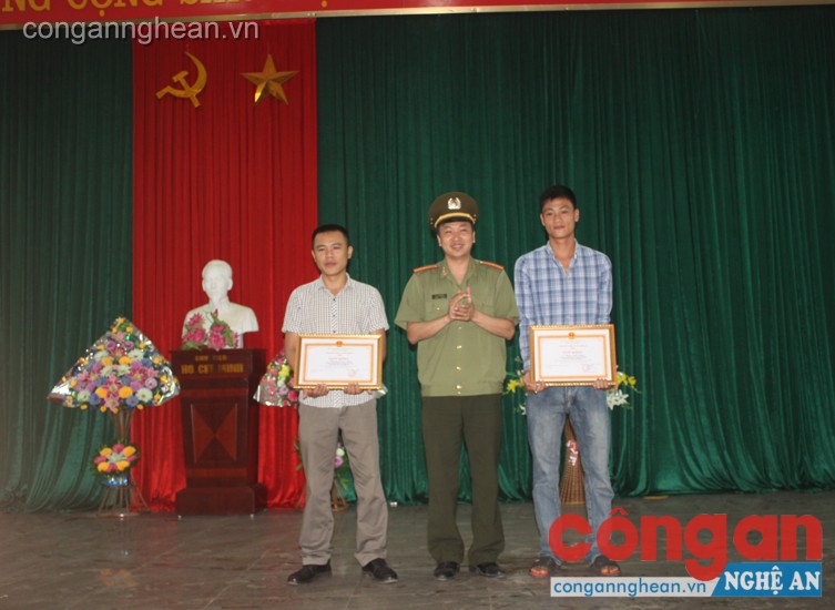 Thừa ủy quyền Giám đốc Công an tỉnh, Thiếu tá Phan Tuấn Anh - Trưởng phòng PV28 trao giấy khen và phần thưởng cho 2 công dân
