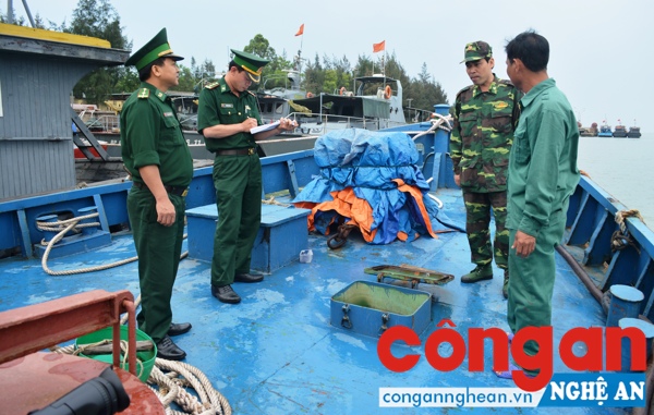 Lực lượng BĐBP kiểm tra số dầu mua bán trái phép trên tàu Xuân Sơn 45