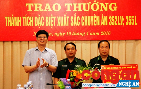 Đồng chí Lê Xuân Đại, Phó Chủ tịch Thường trực UBND tỉnh trao thưởng cho 2 Ban chuyên án 352LV, 355L