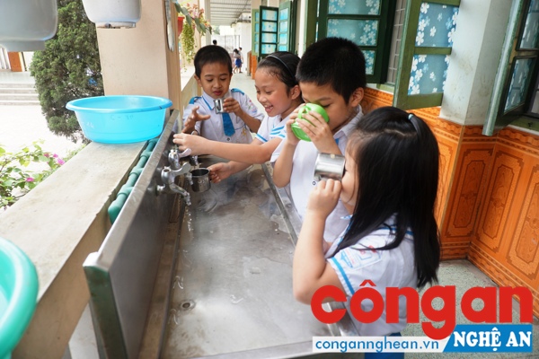  Học sinh Trường Tiểu học Hưng Lộc (TP Vinh) uống nước lọc đã được xử lý