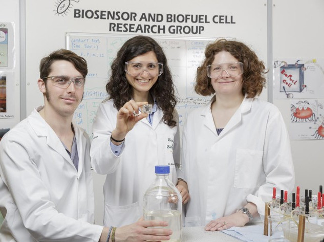 Nghiên cứu sinh Jon Chouler, Tiến sĩ Mirella Di Lorenzo và Tiến sĩ Petra Cameron tại ĐH Bath. ​