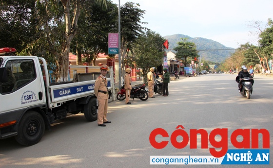 Đội CSGT Công an huyện Quế Phong tuần tra kiểm soát giao thông trên địa bàn