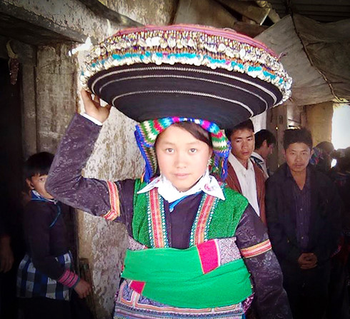 Chiếc mũ trên đầu của phụ nữ Mông Văn Bàn thật ấn tượng!