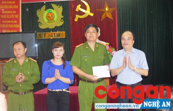 Lãnh đạo huyện Kỳ Sơn trao thưởng cho các lực lượng tham gia đấu tranh chuyên án