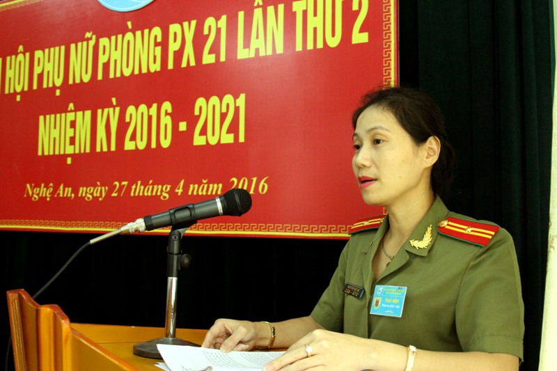 Thiếu tá Nguyễn Thị Việt Hà, Chủ tịch Hội Phụ nữ Công an tỉnh phát biểu tại Đại hội.