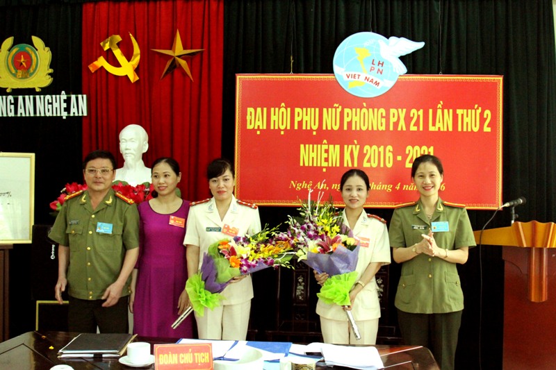 Ban chấp hành mới ra mắt và nhận những bó hoa tươi thắm của Hội phụ nữ Công an tỉnh và Lãnh đạo báo Công an Nghệ An.